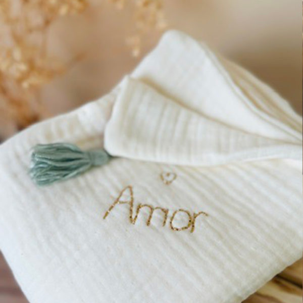 Et si on offrait à bébé sa toute première couverture, pour qu’il puisse la garder indéfiniment ? Un très joli (et utile !) cadeau de naissance, à offrir ou à s’offrir, mais aussi un souvenir unique à conserver et à chérir très longtemps. Cette couverture d’été est confectionnée avec deux faces en triple gaze de coton, soit 6 couches de gaze de coton hypoallergénique. Elle est idéale et recommandée pour les naissances de juin à début septembre. 
