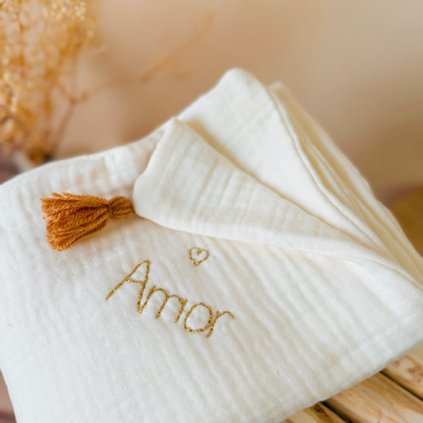Et si on offrait à bébé sa toute première couverture, pour qu’il puisse la garder indéfiniment ? Un très joli (et utile !) cadeau de naissance, à offrir ou à s’offrir, mais aussi un souvenir unique à conserver et à chérir très longtemps. Cette couverture d’été est confectionnée avec deux faces en triple gaze de coton, soit 6 couches de gaze de coton hypoallergénique. Elle est idéale et recommandée pour les naissances de juin à début septembre. 