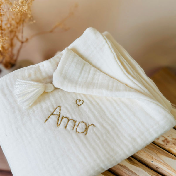 Et si on offrait à bébé sa toute première couverture, pour qu’il puisse la garder indéfiniment ? Un très joli (et utile !) cadeau de naissance, à offrir ou à s’offrir, mais aussi un souvenir unique à conserver et à chérir très longtemps. Cette couverture d’été est confectionnée avec deux faces en triple gaze de coton, soit 6 couches de gaze de coton hypoallergénique. Elle est idéale et recommandée pour les naissances de juin à début septembre. 