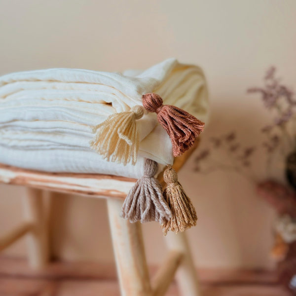 Et si on offrait à bébé sa toute première couverture, pour qu’il puisse la garder indéfiniment ? Un très joli (et utile !) cadeau de naissance, à offrir ou à s’offrir, mais aussi un souvenir unique à conserver et à chérir très longtemps. Cette couverture d’été est confectionnée avec deux faces en triple gaze de coton, soit 6 couches de gaze de coton hypoallergénique. Elle est idéale et recommandée pour les naissances de juin à début septembre. 