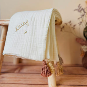 Et si on offrait à bébé sa toute première couverture, pour qu’il puisse la garder indéfiniment ? Un très joli (et utile !) cadeau de naissance, à offrir ou à s’offrir, mais aussi un souvenir unique à conserver et à chérir très longtemps. Cette couverture d’été est confectionnée avec deux faces en triple gaze de coton, soit 6 couches de gaze de coton hypoallergénique. Elle est idéale et recommandée pour les naissances de juin à début septembre. 
