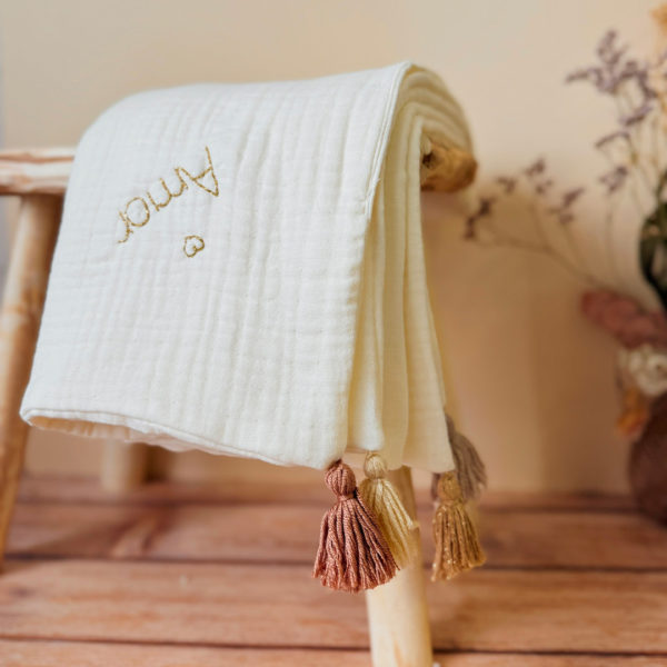 Et si on offrait à bébé sa toute première couverture, pour qu’il puisse la garder indéfiniment ? Un très joli (et utile !) cadeau de naissance, à offrir ou à s’offrir, mais aussi un souvenir unique à conserver et à chérir très longtemps. Cette couverture d’été est confectionnée avec deux faces en triple gaze de coton, soit 6 couches de gaze de coton hypoallergénique. Elle est idéale et recommandée pour les naissances de juin à début septembre. 