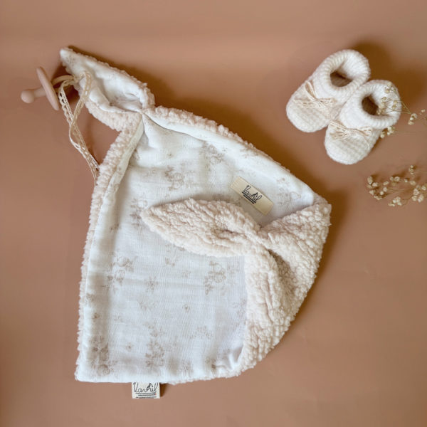 Quoi de mieux qu'un petit triangle tout doux,  avec deux petites oreilles à malaxer. Ce doudou lange fourrure a été créé grâce à vos retours. Bébé adore sa couverture mais c'est parfois difficile à transporter ? Bébé pourra le serrer fort contre lui et sentir son extrême douceur qui reprend les mêmes tissus que nos couvertures . Ce doudou est réalisé en gaze de coton biologique et en fausse fourrure extra douce. Une association idéale pour un doudou ultra câlin! Compléter votre achat avec notre couverture matchy matchy de la même collection. Doudou extra doux grâce à notre nouvelle fausse fourrure  ( 365g/m2) Une doublure toute douce et hyperallergénique en double gaze de coton biologique Un magnifique motif unisexe aux tons doux, Nos produits sont fabriqués en France. Conçue en gaze de coton biologique et en fausse fourrure écrue, c'est le combo parfait pour un doudou tout doux.