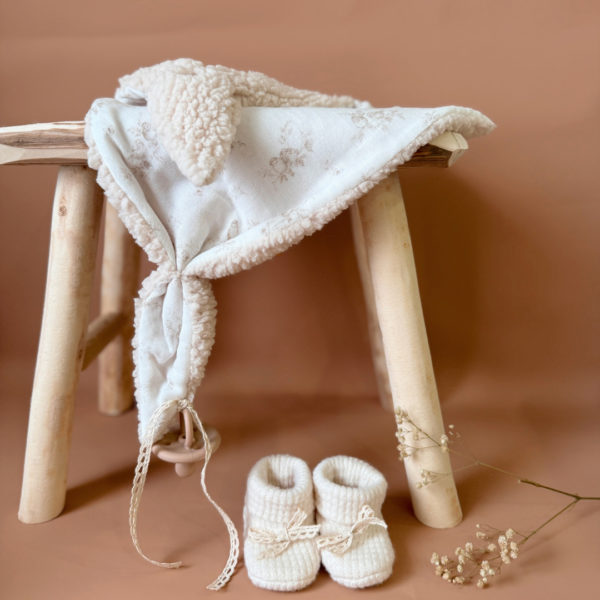 Quoi de mieux qu'un petit triangle tout doux,  avec deux petites oreilles à malaxer. Ce doudou lange fourrure a été créé grâce à vos retours. Bébé adore sa couverture mais c'est parfois difficile à transporter ? Bébé pourra le serrer fort contre lui et sentir son extrême douceur qui reprend les mêmes tissus que nos couvertures . Ce doudou est réalisé en gaze de coton biologique et en fausse fourrure extra douce. Une association idéale pour un doudou ultra câlin! Compléter votre achat avec notre couverture matchy matchy de la même collection. Doudou extra doux grâce à notre nouvelle fausse fourrure  ( 365g/m2) Une doublure toute douce et hyperallergénique en double gaze de coton biologique Un magnifique motif unisexe aux tons doux, Nos produits sont fabriqués en France. Conçue en gaze de coton biologique et en fausse fourrure écrue, c'est le combo parfait pour un doudou tout doux.