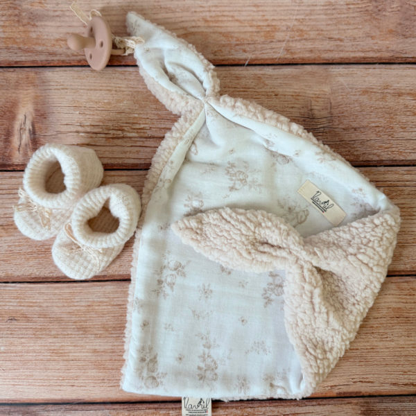 Quoi de mieux qu'un petit triangle tout doux,  avec deux petites oreilles à malaxer. Ce doudou lange fourrure a été créé grâce à vos retours. Bébé adore sa couverture mais c'est parfois difficile à transporter ? Bébé pourra le serrer fort contre lui et sentir son extrême douceur qui reprend les mêmes tissus que nos couvertures . Ce doudou est réalisé en gaze de coton biologique et en fausse fourrure extra douce. Une association idéale pour un doudou ultra câlin! Compléter votre achat avec notre couverture matchy matchy de la même collection. Doudou extra doux grâce à notre nouvelle fausse fourrure  ( 365g/m2) Une doublure toute douce et hyperallergénique en double gaze de coton biologique Un magnifique motif unisexe aux tons doux, Nos produits sont fabriqués en France. Conçue en gaze de coton biologique et en fausse fourrure écrue, c'est le combo parfait pour un doudou tout doux.