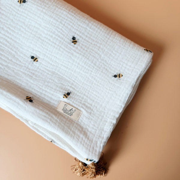 Parce qu’il est important de couvrir bébé même l’été, nous avons développé cette couverture 100% coton. Dès son arrivée, bébé passe d'un environnement clos de 37°C à une température extérieure que l’on ne peut pas toujours contrôler. En sortie avec un petit bébé d’été, vous pourriez vite être incommodés par un climatiseur. Bébé sera sensible aux petits coups de vent ou aux changements de températures en soirée. Bébé aura besoin également d’être tenu au chaud pendant la sieste (la température du corps descend lorsque nous dormons et sommes immobiles). C’est pour cela que nous avons conçu cette grande couverture d’été respirante, douce et hypoallergénique. Retrouvez notre gamme complète de couvertures d'été personnalisées. Ni trop légère ni trop chaude, elle est idéale pour réchauffer bébé de manière naturelle grâce à sa composition en gaze de coton (100%) Oeko-Tex et en maille de coton avec ces jolis petits pois en relief,  ce qui assure une vraie respiration cutanée. Comme toutes nos couvertures elle est très souple et enveloppera parfaitement bébé.