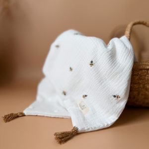 Parce qu’il est important de couvrir bébé même l’été, nous avons développé cette couverture 100% coton. Dès son arrivée, bébé passe d'un environnement clos de 37°C à une température extérieure que l’on ne peut pas toujours contrôler. En sortie avec un petit bébé d’été, vous pourriez vite être incommodés par un climatiseur. Bébé sera sensible aux petits coups de vent ou aux changements de températures en soirée. Bébé aura besoin également d’être tenu au chaud pendant la sieste (la température du corps descend lorsque nous dormons et sommes immobiles). C’est pour cela que nous avons conçu cette grande couverture d’été respirante, douce et hypoallergénique. Retrouvez notre gamme complète de couvertures d'été personnalisées. Ni trop légère ni trop chaude, elle est idéale pour réchauffer bébé de manière naturelle grâce à sa composition en gaze de coton (100%) Oeko-Tex et en maille de coton avec ces jolis petits pois en relief,  ce qui assure une vraie respiration cutanée. Comme toutes nos couvertures elle est très souple et enveloppera parfaitement bébé.
