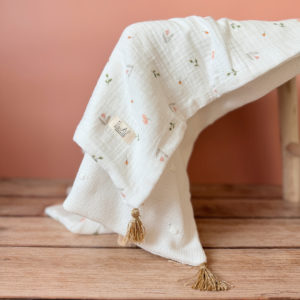 Parce qu’il est important de couvrir bébé même l’été, nous avons développé cette couverture 100% coton. Dès son arrivée, bébé passe d'un environnement clos de 37°C à une température extérieure que l’on ne peut pas toujours contrôler. En sortie avec un petit bébé d’été, vous pourriez vite être incommodés par un climatiseur. Bébé sera sensible aux petits coups de vent ou aux changements de températures en soirée. Bébé aura besoin également d’être tenu au chaud pendant la sieste (la température du corps descend lorsque nous dormons et sommes immobiles). C’est pour cela que nous avons conçu cette grande couverture d’été respirante, douce et hypoallergénique. Retrouvez notre gamme complète de couvertures d'été personnalisées. Ni trop légère ni trop chaude, elle est idéale pour réchauffer bébé de manière naturelle grâce à sa composition en gaze de coton (100%) Oeko-Tex et en maille de coton avec ces jolis petits pois en relief,  ce qui assure une vraie respiration cutanée. Comme toutes nos couvertures elle est très souple et enveloppera parfaitement bébé.