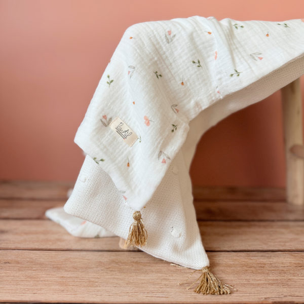 Parce qu’il est important de couvrir bébé même l’été, nous avons développé cette couverture 100% coton. Dès son arrivée, bébé passe d'un environnement clos de 37°C à une température extérieure que l’on ne peut pas toujours contrôler. En sortie avec un petit bébé d’été, vous pourriez vite être incommodés par un climatiseur. Bébé sera sensible aux petits coups de vent ou aux changements de températures en soirée. Bébé aura besoin également d’être tenu au chaud pendant la sieste (la température du corps descend lorsque nous dormons et sommes immobiles). C’est pour cela que nous avons conçu cette grande couverture d’été respirante, douce et hypoallergénique. Retrouvez notre gamme complète de couvertures d'été personnalisées. Ni trop légère ni trop chaude, elle est idéale pour réchauffer bébé de manière naturelle grâce à sa composition en gaze de coton (100%) Oeko-Tex et en maille de coton avec ces jolis petits pois en relief,  ce qui assure une vraie respiration cutanée. Comme toutes nos couvertures elle est très souple et enveloppera parfaitement bébé.