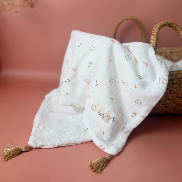 Parce qu’il est important de couvrir bébé même l’été, nous avons développé cette couverture 100% coton. Dès son arrivée, bébé passe d'un environnement clos de 37°C à une température extérieure que l’on ne peut pas toujours contrôler. En sortie avec un petit bébé d’été, vous pourriez vite être incommodés par un climatiseur. Bébé sera sensible aux petits coups de vent ou aux changements de températures en soirée. Bébé aura besoin également d’être tenu au chaud pendant la sieste (la température du corps descend lorsque nous dormons et sommes immobiles). C’est pour cela que nous avons conçu cette grande couverture d’été respirante, douce et hypoallergénique. Retrouvez notre gamme complète de couvertures d'été personnalisées. Ni trop légère ni trop chaude, elle est idéale pour réchauffer bébé de manière naturelle grâce à sa composition en gaze de coton (100%) Oeko-Tex et en maille de coton avec ces jolis petits pois en relief,  ce qui assure une vraie respiration cutanée. Comme toutes nos couvertures elle est très souple et enveloppera parfaitement bébé.