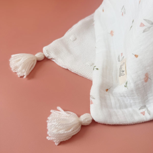 Parce qu’il est important de couvrir bébé même l’été, nous avons développé cette couverture 100% coton. Dès son arrivée, bébé passe d'un environnement clos de 37°C à une température extérieure que l’on ne peut pas toujours contrôler. En sortie avec un petit bébé d’été, vous pourriez vite être incommodés par un climatiseur. Bébé sera sensible aux petits coups de vent ou aux changements de températures en soirée. Bébé aura besoin également d’être tenu au chaud pendant la sieste (la température du corps descend lorsque nous dormons et sommes immobiles). C’est pour cela que nous avons conçu cette grande couverture d’été respirante, douce et hypoallergénique. Retrouvez notre gamme complète de couvertures d'été personnalisées. Ni trop légère ni trop chaude, elle est idéale pour réchauffer bébé de manière naturelle grâce à sa composition en gaze de coton (100%) Oeko-Tex et en maille de coton avec ces jolis petits pois en relief,  ce qui assure une vraie respiration cutanée. Comme toutes nos couvertures elle est très souple et enveloppera parfaitement bébé.