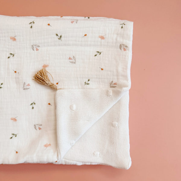 Parce qu’il est important de couvrir bébé même l’été, nous avons développé cette couverture 100% coton. Dès son arrivée, bébé passe d'un environnement clos de 37°C à une température extérieure que l’on ne peut pas toujours contrôler. En sortie avec un petit bébé d’été, vous pourriez vite être incommodés par un climatiseur. Bébé sera sensible aux petits coups de vent ou aux changements de températures en soirée. Bébé aura besoin également d’être tenu au chaud pendant la sieste (la température du corps descend lorsque nous dormons et sommes immobiles). C’est pour cela que nous avons conçu cette grande couverture d’été respirante, douce et hypoallergénique. Retrouvez notre gamme complète de couvertures d'été personnalisées. Ni trop légère ni trop chaude, elle est idéale pour réchauffer bébé de manière naturelle grâce à sa composition en gaze de coton (100%) Oeko-Tex et en maille de coton avec ces jolis petits pois en relief,  ce qui assure une vraie respiration cutanée. Comme toutes nos couvertures elle est très souple et enveloppera parfaitement bébé.