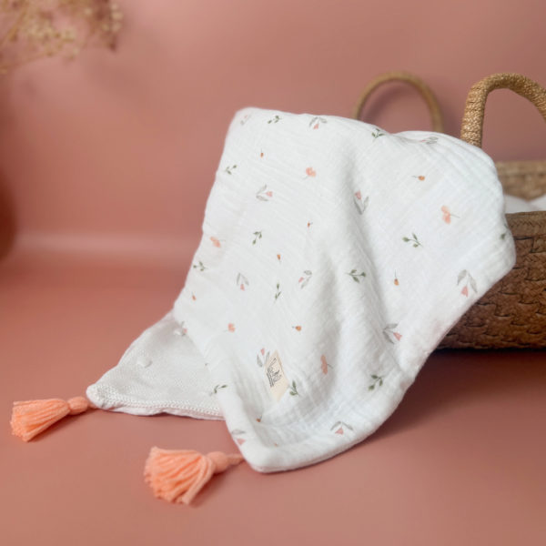 Parce qu’il est important de couvrir bébé même l’été, nous avons développé cette couverture 100% coton. Dès son arrivée, bébé passe d'un environnement clos de 37°C à une température extérieure que l’on ne peut pas toujours contrôler. En sortie avec un petit bébé d’été, vous pourriez vite être incommodés par un climatiseur. Bébé sera sensible aux petits coups de vent ou aux changements de températures en soirée. Bébé aura besoin également d’être tenu au chaud pendant la sieste (la température du corps descend lorsque nous dormons et sommes immobiles). C’est pour cela que nous avons conçu cette grande couverture d’été respirante, douce et hypoallergénique. Retrouvez notre gamme complète de couvertures d'été personnalisées. Ni trop légère ni trop chaude, elle est idéale pour réchauffer bébé de manière naturelle grâce à sa composition en gaze de coton (100%) Oeko-Tex et en maille de coton avec ces jolis petits pois en relief,  ce qui assure une vraie respiration cutanée. Comme toutes nos couvertures elle est très souple et enveloppera parfaitement bébé.
