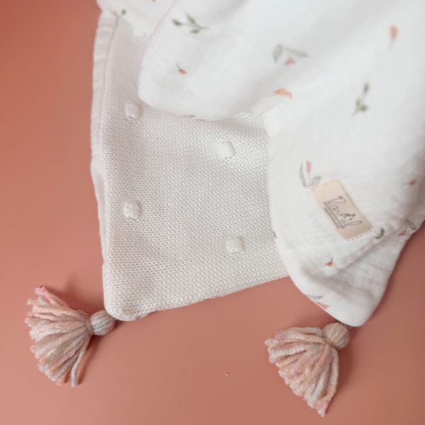 Parce qu’il est important de couvrir bébé même l’été, nous avons développé cette couverture 100% coton. Dès son arrivée, bébé passe d'un environnement clos de 37°C à une température extérieure que l’on ne peut pas toujours contrôler. En sortie avec un petit bébé d’été, vous pourriez vite être incommodés par un climatiseur. Bébé sera sensible aux petits coups de vent ou aux changements de températures en soirée. Bébé aura besoin également d’être tenu au chaud pendant la sieste (la température du corps descend lorsque nous dormons et sommes immobiles). C’est pour cela que nous avons conçu cette grande couverture d’été respirante, douce et hypoallergénique. Retrouvez notre gamme complète de couvertures d'été personnalisées. Ni trop légère ni trop chaude, elle est idéale pour réchauffer bébé de manière naturelle grâce à sa composition en gaze de coton (100%) Oeko-Tex et en maille de coton avec ces jolis petits pois en relief,  ce qui assure une vraie respiration cutanée. Comme toutes nos couvertures elle est très souple et enveloppera parfaitement bébé.