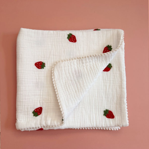 Parce qu’il est important de couvrir bébé même l’été, nous avons développé cette couverture 100% coton. Dès son arrivée, bébé passe d'un environnement clos de 37°C à une température extérieure que l’on ne peut pas toujours contrôler. En sortie avec un petit bébé d’été, vous pourriez vite être incommodés par un climatiseur. Bébé sera sensible aux petits coups de vent ou aux changements de températures en soirée. Bébé aura besoin également d’être tenu au chaud pendant la sieste (la température du corps descend lorsque nous dormons et sommes immobiles). C’est pour cela que nous avons conçu cette grande couverture d’été respirante, douce et hypoallergénique. Retrouvez notre gamme complète de couvertures d'été personnalisées. Ni trop légère ni trop chaude, elle est idéale pour réchauffer bébé de manière naturelle grâce à sa composition en gaze de coton (100%) Oeko-Tex., ce qui assure une vraie respiration cutanée. Comme toutes nos couvertures elle est très souple et enveloppera parfaitement bébé. Sa grande taille vous permettra également d’y poser bébé au besoin. Elle est joliment bordé par un galon écru. Son petit + : sa doublure en quadruple gaze de coton, ce qui vous permettra d'utiliser également la couverture  au début de l'automne. 