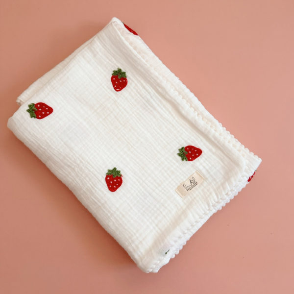 Parce qu’il est important de couvrir bébé même l’été, nous avons développé cette couverture 100% coton. Dès son arrivée, bébé passe d'un environnement clos de 37°C à une température extérieure que l’on ne peut pas toujours contrôler. En sortie avec un petit bébé d’été, vous pourriez vite être incommodés par un climatiseur. Bébé sera sensible aux petits coups de vent ou aux changements de températures en soirée. Bébé aura besoin également d’être tenu au chaud pendant la sieste (la température du corps descend lorsque nous dormons et sommes immobiles). C’est pour cela que nous avons conçu cette grande couverture d’été respirante, douce et hypoallergénique. Retrouvez notre gamme complète de couvertures d'été personnalisées. Ni trop légère ni trop chaude, elle est idéale pour réchauffer bébé de manière naturelle grâce à sa composition en gaze de coton (100%) Oeko-Tex., ce qui assure une vraie respiration cutanée. Comme toutes nos couvertures elle est très souple et enveloppera parfaitement bébé. Sa grande taille vous permettra également d’y poser bébé au besoin. Elle est joliment bordé par un galon écru. Son petit + : sa doublure en quadruple gaze de coton, ce qui vous permettra d'utiliser également la couverture  au début de l'automne. 
