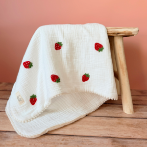Parce qu’il est important de couvrir bébé même l’été, nous avons développé cette couverture 100% coton. Dès son arrivée, bébé passe d'un environnement clos de 37°C à une température extérieure que l’on ne peut pas toujours contrôler. En sortie avec un petit bébé d’été, vous pourriez vite être incommodés par un climatiseur. Bébé sera sensible aux petits coups de vent ou aux changements de températures en soirée. Bébé aura besoin également d’être tenu au chaud pendant la sieste (la température du corps descend lorsque nous dormons et sommes immobiles). C’est pour cela que nous avons conçu cette grande couverture d’été respirante, douce et hypoallergénique. Retrouvez notre gamme complète de couvertures d'été personnalisées. Ni trop légère ni trop chaude, elle est idéale pour réchauffer bébé de manière naturelle grâce à sa composition en gaze de coton (100%) Oeko-Tex., ce qui assure une vraie respiration cutanée. Comme toutes nos couvertures elle est très souple et enveloppera parfaitement bébé. Sa grande taille vous permettra également d’y poser bébé au besoin. Elle est joliment bordé par un galon écru. Son petit + : sa doublure en quadruple gaze de coton, ce qui vous permettra d'utiliser également la couverture  au début de l'automne. 