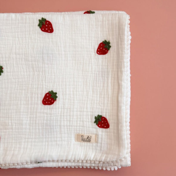 Parce qu’il est important de couvrir bébé même l’été, nous avons développé cette couverture 100% coton. Dès son arrivée, bébé passe d'un environnement clos de 37°C à une température extérieure que l’on ne peut pas toujours contrôler. En sortie avec un petit bébé d’été, vous pourriez vite être incommodés par un climatiseur. Bébé sera sensible aux petits coups de vent ou aux changements de températures en soirée. Bébé aura besoin également d’être tenu au chaud pendant la sieste (la température du corps descend lorsque nous dormons et sommes immobiles). C’est pour cela que nous avons conçu cette grande couverture d’été respirante, douce et hypoallergénique. Retrouvez notre gamme complète de couvertures d'été personnalisées. Ni trop légère ni trop chaude, elle est idéale pour réchauffer bébé de manière naturelle grâce à sa composition en gaze de coton (100%) Oeko-Tex., ce qui assure une vraie respiration cutanée. Comme toutes nos couvertures elle est très souple et enveloppera parfaitement bébé. Sa grande taille vous permettra également d’y poser bébé au besoin. Elle est joliment bordé par un galon écru. Son petit + : sa doublure en quadruple gaze de coton, ce qui vous permettra d'utiliser également la couverture  au début de l'automne. 