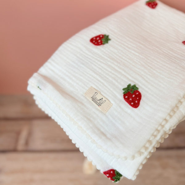 Parce qu’il est important de couvrir bébé même l’été, nous avons développé cette couverture 100% coton. Dès son arrivée, bébé passe d'un environnement clos de 37°C à une température extérieure que l’on ne peut pas toujours contrôler. En sortie avec un petit bébé d’été, vous pourriez vite être incommodés par un climatiseur. Bébé sera sensible aux petits coups de vent ou aux changements de températures en soirée. Bébé aura besoin également d’être tenu au chaud pendant la sieste (la température du corps descend lorsque nous dormons et sommes immobiles). C’est pour cela que nous avons conçu cette grande couverture d’été respirante, douce et hypoallergénique. Retrouvez notre gamme complète de couvertures d'été personnalisées. Ni trop légère ni trop chaude, elle est idéale pour réchauffer bébé de manière naturelle grâce à sa composition en gaze de coton (100%) Oeko-Tex., ce qui assure une vraie respiration cutanée. Comme toutes nos couvertures elle est très souple et enveloppera parfaitement bébé. Sa grande taille vous permettra également d’y poser bébé au besoin. Elle est joliment bordé par un galon écru. Son petit + : sa doublure en quadruple gaze de coton, ce qui vous permettra d'utiliser également la couverture  au début de l'automne. 