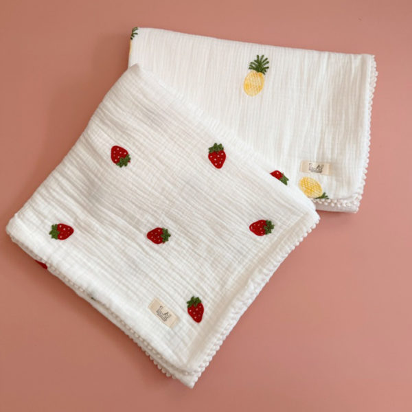 Parce qu’il est important de couvrir bébé même l’été, nous avons développé cette couverture 100% coton. Dès son arrivée, bébé passe d'un environnement clos de 37°C à une température extérieure que l’on ne peut pas toujours contrôler. En sortie avec un petit bébé d’été, vous pourriez vite être incommodés par un climatiseur. Bébé sera sensible aux petits coups de vent ou aux changements de températures en soirée. Bébé aura besoin également d’être tenu au chaud pendant la sieste (la température du corps descend lorsque nous dormons et sommes immobiles). C’est pour cela que nous avons conçu cette grande couverture d’été respirante, douce et hypoallergénique. Retrouvez notre gamme complète de couvertures d'été personnalisées. Ni trop légère ni trop chaude, elle est idéale pour réchauffer bébé de manière naturelle grâce à sa composition en gaze de coton (100%) Oeko-Tex., ce qui assure une vraie respiration cutanée. Comme toutes nos couvertures elle est très souple et enveloppera parfaitement bébé. Sa grande taille vous permettra également d’y poser bébé au besoin. Elle est joliment bordé par un galon écru. Son petit + : sa doublure en quadruple gaze de coton, ce qui vous permettra d'utiliser également la couverture  au début de l'automne. 