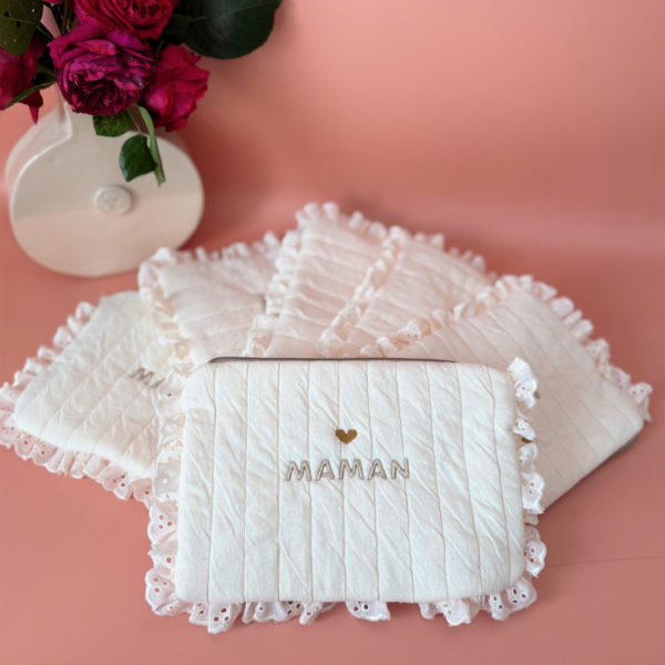 Apportez une touche de tendresse à vos accessoires avec cette trousse  matelassée en jersey de coton, entièrement confectionnée en France. Pensée pour les mamans, les enfants ou tout simplement pour se faire plaisir, cette trousse incarne à la fois le charme artisanal et la fonctionnalité. Son tissu matelassé lui confère une allure douce et moelleuse, parfaite pour y glisser les essentiels de toilette ou les petits trésors du quotidien. Ce qui la rend unique ? Sa jolie broderie Maman , effectuée sur le devant de la trousse.  Idéale comme cadeau de naissance, de babyshower, ou pour toute occasion où l’on veut faire plaisir avec du fait-main de qualité. Fièrement fabriquée en France, cette trousse de toilette est le fruit d'un savoir-faire artisanal et d'une attention particulière aux détails. Zoom sur le petit curseur de la fermeture à glissière !