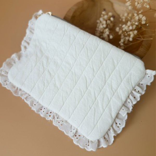 Apportez une touche de tendresse à vos accessoires avec cette trousse  matelassée en jersey de coton, entièrement confectionnée en France. Pensée pour les mamans, les enfants ou tout simplement pour se faire plaisir, cette trousse incarne à la fois le charme artisanal et la fonctionnalité. Son tissu matelassé lui confère une allure douce et moelleuse, parfaite pour y glisser les essentiels de toilette ou les petits trésors du quotidien. Ce qui la rend unique ? Sa jolie broderie Maman , effectuée sur le devant de la trousse.  Idéale comme cadeau de naissance, de babyshower, ou pour toute occasion où l’on veut faire plaisir avec du fait-main de qualité. Fièrement fabriquée en France, cette trousse de toilette est le fruit d'un savoir-faire artisanal et d'une attention particulière aux détails. Zoom sur le petit curseur de la fermeture à glissière !