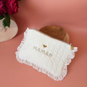 Apportez une touche de tendresse à vos accessoires avec cette trousse  matelassée en jersey de coton, entièrement confectionnée en France. Pensée pour les mamans, les enfants ou tout simplement pour se faire plaisir, cette trousse incarne à la fois le charme artisanal et la fonctionnalité. Son tissu matelassé lui confère une allure douce et moelleuse, parfaite pour y glisser les essentiels de toilette ou les petits trésors du quotidien. Ce qui la rend unique ? Sa jolie broderie Maman , effectuée sur le devant de la trousse.  Idéale comme cadeau de naissance, de babyshower, ou pour toute occasion où l’on veut faire plaisir avec du fait-main de qualité. Fièrement fabriquée en France, cette trousse de toilette est le fruit d'un savoir-faire artisanal et d'une attention particulière aux détails. Zoom sur le petit curseur de la fermeture à glissière !