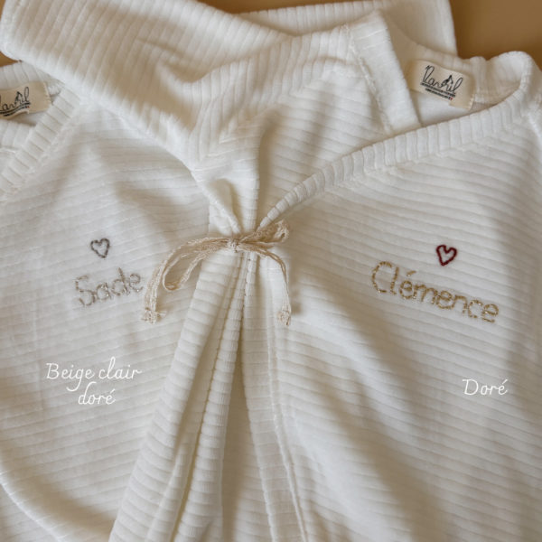 Offrez à votre nouveau-né un confort absolu avec notre pyjama de naissance écru en maille côtelée, soigneusement fabriqué en France. Ce pyjama allie douceur et praticité, idéal pour les premiers mois de bébé. Son design élégant en maille de velours côtelé offre une texture agréable au toucher, tandis que sa teinte écrue apporte une touche intemporelle. Il se distingue par sa personnalisation au prénom de votre enfant, en faisant un cadeau unique et inoubliable. Pratique, il est doté d'une fermeture sur le devant pour faciliter l'habillage, ainsi qu'une ouverture intégrale au niveau des pieds, rendant le changement de couches simple et rapide. Un incontournable pour le trousseau de naissance, conçu pour offrir à votre bébé le meilleur dès ses premiers jours. Un cadeau parfaitement adapté pour accueillir votre petit trésor dans le monde avec tendresse et douceur. Retrouvez dans la même gamme, nos petits chaussons de naissance ainsi que nos bonnets.