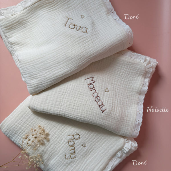 Parce qu’il est important de couvrir bébé même l’été, nous avons développé cette couverture 100% coton. Dès son arrivée, bébé passe d'un environnement clos de 37°C à une température extérieure que l’on ne peut pas toujours contrôler. En sortie avec un petit bébé d’été, vous pourriez vite être incommodés par un climatiseur. Bébé sera sensible aux petits coups de vent ou aux changements de températures en soirée. Bébé aura besoin également d’être tenu au chaud pendant la sieste (la température du corps descend lorsque nous dormons et sommes immobiles).  C’est pour cela que nous avons conçu cette grande couverture d’été respirante, douce et hypoallergénique. Retrouvez notre gamme complète de couvertures d'été personnalisées. Comme toutes nos couvertures elle est très souple et enveloppera parfaitement bébé. Sa grande taille vous permettra également d’y poser bébé au besoin. Pour apporter un petit côté rétro, la couverture d'été est délicatement gansée avec une belle dentelle façon broderie anglaise. Retrouvez toute notre ligne maille dentelée chic et intemporelle ici.