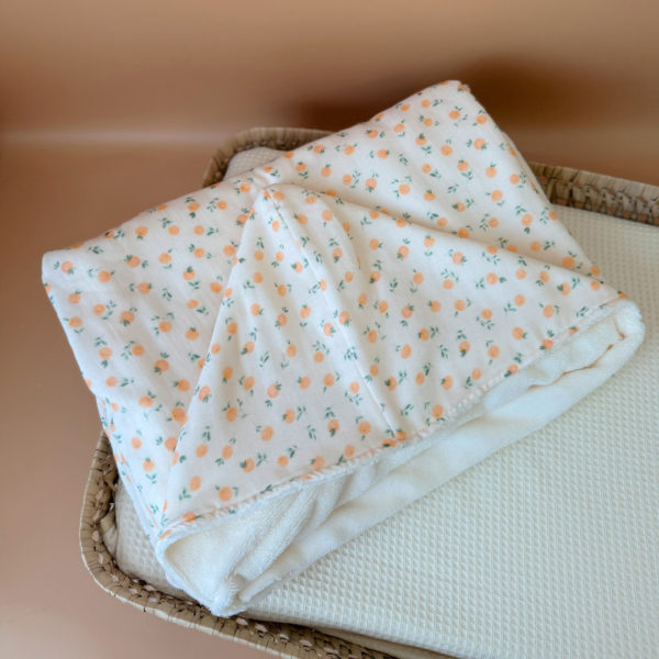 Faites de chaque moment de bain un moment de douceur et de confort pour votre tout-petit avec notre cape de bain XXL. Grâce à son maxi format, elle convient pour les enfants de 0 à 5 ans. Fabriquée en France avec une micro-éponge de bambou écrue de qualité supérieure, cette cape offre une absorption optimale et une sensation de luxe à chaque utilisation. Cette cape de bain généreuse est conçue pour envelopper confortablement votre bébé, offrant une couverture totale. Ainsi votre enfant est bien enveloppé à la sortie du bain tout en favorisant sa chaleur corporelle après le bain. La capuche intégrée permet de garder la tête de votre bébé au chaud et offre un séchage rapide des cheveux. Agrémentée d'un doux imprimé aux motifs estivaux, cette cape de bain apporte une touche de fraîcheur et de gaieté à l'heure du bain. Grâce à la matière en micro-éponge de bambou, cette matière naturelle est douce pour la peau délicate de votre bébé.  Elle est également très absorbante et respectueuse de l'environnement. Convient aux bébés et aux petits jusqu'à l'âge de 5 ans. Cette cape de bain est un indispensable de la trousse de toilette de votre enfant, que ce soit à la maison, à la plage ou à la piscine.