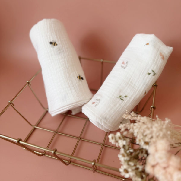 Découvrez le parfait compagnon de douceur pour votre bébé : notre maxi lange en 100% gaze de coton Oekotex, orné de doux imprimés acidulés. Conçu avec soin pour offrir le confort ultime à votre tout-petit, ce lange polyvalent promet une douceur incomparable tout en garantissant la sécurité de la peau délicate de bébé. Avec ses dimensions généreuses, ce lange devient un outil indispensable pour le changement de bébé, offrant une surface ample et délicate pour prendre soin de votre bébé avec tendresse. Mais ce n'est pas tout - sa taille généreuse en fait également un accessoire idéal pour vous couvrir lors des moments de câlin ou d'allaitement avec votre bébé, vous procurant une sensation de confort et de sécurité à chaque instant. Fabriqué avec du coton de la plus haute qualité, certifié Oekotex pour votre tranquillité d'esprit, ce lange est non seulement doux pour la peau de bébé, mais aussi respectueux de l'environnement. Les imprimés assidulés ajoutent une touche de charme et de douceur à ce précieux accessoire, égayant les moments partagés avec votre tout-petit.