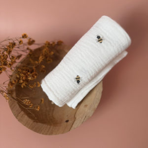 Découvrez le parfait compagnon de douceur pour votre bébé : notre maxi lange en 100% gaze de coton Oekotex, orné de doux imprimés acidulés. Conçu avec soin pour offrir le confort ultime à votre tout-petit, ce lange polyvalent promet une douceur incomparable tout en garantissant la sécurité de la peau délicate de bébé. Avec ses dimensions généreuses, ce lange devient un outil indispensable pour le changement de bébé, offrant une surface ample et délicate pour prendre soin de votre bébé avec tendresse. Mais ce n'est pas tout - sa taille généreuse en fait également un accessoire idéal pour vous couvrir lors des moments de câlin ou d'allaitement avec votre bébé, vous procurant une sensation de confort et de sécurité à chaque instant. Fabriqué avec du coton de la plus haute qualité, certifié Oekotex pour votre tranquillité d'esprit, ce lange est non seulement doux pour la peau de bébé, mais aussi respectueux de l'environnement. Les imprimés assidulés ajoutent une touche de charme et de douceur à ce précieux accessoire, égayant les moments partagés avec votre tout-petit.