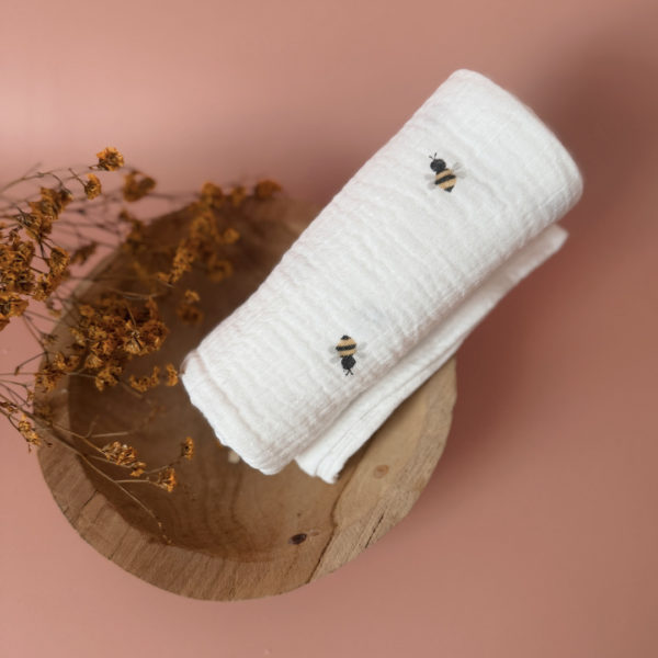 Découvrez le parfait compagnon de douceur pour votre bébé : notre maxi lange en 100% gaze de coton Oekotex, orné de doux imprimés acidulés. Conçu avec soin pour offrir le confort ultime à votre tout-petit, ce lange polyvalent promet une douceur incomparable tout en garantissant la sécurité de la peau délicate de bébé. Avec ses dimensions généreuses, ce lange devient un outil indispensable pour le changement de bébé, offrant une surface ample et délicate pour prendre soin de votre bébé avec tendresse. Mais ce n'est pas tout - sa taille généreuse en fait également un accessoire idéal pour vous couvrir lors des moments de câlin ou d'allaitement avec votre bébé, vous procurant une sensation de confort et de sécurité à chaque instant. Fabriqué avec du coton de la plus haute qualité, certifié Oekotex pour votre tranquillité d'esprit, ce lange est non seulement doux pour la peau de bébé, mais aussi respectueux de l'environnement. Les imprimés assidulés ajoutent une touche de charme et de douceur à ce précieux accessoire, égayant les moments partagés avec votre tout-petit.