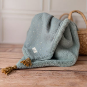 La couverture est une des pièces indispensable du trousseau de bébé. Parfaite en cadeau de naissance ou à s’offrir soit même, cette couverture chaude spéciale “bébés d’hiver”, vous accompagnera très longtemps dans vos moments câlins avec bébé. Les bébés d’hiver qui naissent pendant les mois les plus froids ont besoin d'être tenus bien au chaud à la sortie du ventre de maman. C'est pourquoi nous avons conçu cette couverture chaude spéciale “bébé d’hiver”. Dès son arrivée, bébé passe d'un environnement clos de 37°C à une température extérieure souvent très basse en hiver. C'est pour cela que nos couvertures d'hiver sont idéales pour réguler et maintenir une bonne température pour le corps de bébé.  Cette grande couverture pourra également être utilisée en descente de lit quand bébé sera plus grand. Cette couverture est idéale pour bien réchauffer les bébés d’hiver grâce à sa fausse fourrure extra douce, très épaisse (365g/m2), et sa doublure en gaze de coton hypoallergénique au magnifique motif d'un doux feuillage et de petites hirondelles. Un motif doux et unisexe. Quatre pompons en laine doré viennent sublimer la couverture dans les angles. Ils sont fabriqués à la main pour une pièce encore plus unique. Chaque pompon est posé très fermement avec des points solides afin de garantir une sécurité optimale pour votre enfant.La couverture est une des pièces indispensable du trousseau de bébé. Parfaite en cadeau de naissance ou à s’offrir soit même, cette couverture chaude spéciale “bébés d’hiver”, vous accompagnera très longtemps dans vos moments câlins avec bébé. Les bébés d’hiver qui naissent pendant les mois les plus froids ont besoin d'être tenus bien au chaud à la sortie du ventre de maman. C'est pourquoi nous avons conçu cette couverture chaude spéciale “bébé d’hiver”. Dès son arrivée, bébé passe d'un environnement clos de 37°C à une température extérieure souvent très basse en hiver. C'est pour cela que nos couvertures d'hiver sont idéales pour réguler et maintenir une bonne température pour le corps de bébé.  Cette grande couverture pourra également être utilisée en descente de lit quand bébé sera plus grand. Cette couverture est idéale pour bien réchauffer les bébés d’hiver grâce à sa fausse fourrure extra douce, très épaisse (365g/m2), et sa doublure en gaze de coton hypoallergénique au magnifique motif d'un doux feuillage et de petites hirondelles. Un motif doux et unisexe. Quatre pompons en laine doré viennent sublimer la couverture dans les angles. Ils sont fabriqués à la main pour une pièce encore plus unique. Chaque pompon est posé très fermement avec des points solides afin de garantir une sécurité optimale pour votre enfant.
