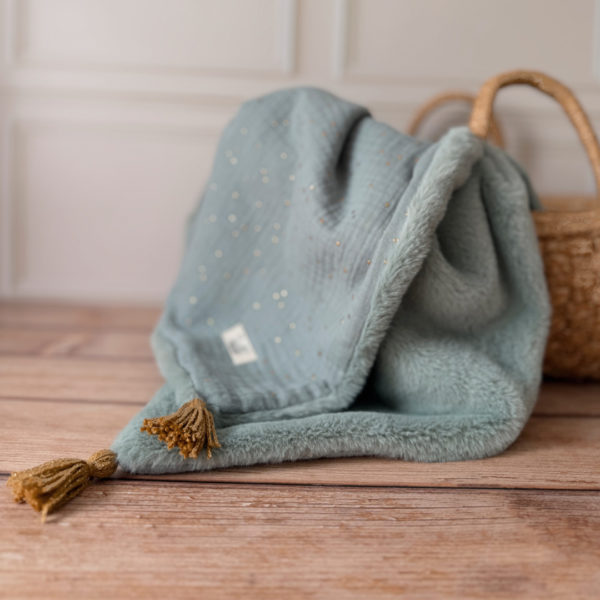 La couverture est une des pièces indispensable du trousseau de bébé. Parfaite en cadeau de naissance ou à s’offrir soit même, cette couverture chaude spéciale “bébés d’hiver”, vous accompagnera très longtemps dans vos moments câlins avec bébé. Les bébés d’hiver qui naissent pendant les mois les plus froids ont besoin d'être tenus bien au chaud à la sortie du ventre de maman. C'est pourquoi nous avons conçu cette couverture chaude spéciale “bébé d’hiver”. Dès son arrivée, bébé passe d'un environnement clos de 37°C à une température extérieure souvent très basse en hiver. C'est pour cela que nos couvertures d'hiver sont idéales pour réguler et maintenir une bonne température pour le corps de bébé.  Cette grande couverture pourra également être utilisée en descente de lit quand bébé sera plus grand. Cette couverture est idéale pour bien réchauffer les bébés d’hiver grâce à sa fausse fourrure extra douce, très épaisse (365g/m2), et sa doublure en gaze de coton hypoallergénique au magnifique motif d'un doux feuillage et de petites hirondelles. Un motif doux et unisexe. Quatre pompons en laine doré viennent sublimer la couverture dans les angles. Ils sont fabriqués à la main pour une pièce encore plus unique. Chaque pompon est posé très fermement avec des points solides afin de garantir une sécurité optimale pour votre enfant.La couverture est une des pièces indispensable du trousseau de bébé. Parfaite en cadeau de naissance ou à s’offrir soit même, cette couverture chaude spéciale “bébés d’hiver”, vous accompagnera très longtemps dans vos moments câlins avec bébé. Les bébés d’hiver qui naissent pendant les mois les plus froids ont besoin d'être tenus bien au chaud à la sortie du ventre de maman. C'est pourquoi nous avons conçu cette couverture chaude spéciale “bébé d’hiver”. Dès son arrivée, bébé passe d'un environnement clos de 37°C à une température extérieure souvent très basse en hiver. C'est pour cela que nos couvertures d'hiver sont idéales pour réguler et maintenir une bonne température pour le corps de bébé.  Cette grande couverture pourra également être utilisée en descente de lit quand bébé sera plus grand. Cette couverture est idéale pour bien réchauffer les bébés d’hiver grâce à sa fausse fourrure extra douce, très épaisse (365g/m2), et sa doublure en gaze de coton hypoallergénique au magnifique motif d'un doux feuillage et de petites hirondelles. Un motif doux et unisexe. Quatre pompons en laine doré viennent sublimer la couverture dans les angles. Ils sont fabriqués à la main pour une pièce encore plus unique. Chaque pompon est posé très fermement avec des points solides afin de garantir une sécurité optimale pour votre enfant.