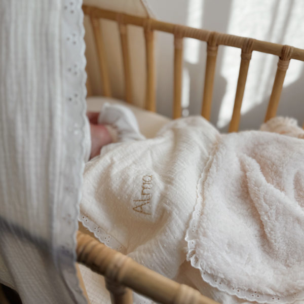 La couverture est une des pièces indispensable du trousseau de bébé. Parfaite en cadeau de naissance ou à s’offrir soit même, cette couverture demie saison est aprfaite pour accompagner bébé tout au long de l'année, Cette grande couverture pourra également être utilisée en descente de lit quand bébé sera plus grand. Cette couverture est idéale pour bien réchauffer les bébés en demie saison grâce à sa fausse fourrure type sherpa mouton beige , et sa doublure en gaze de coton hypoallergénique au magnifique motif de petits oiseaux inséparables façon toile de Jouy. Un motif doux et unisexe. Une magnifique dentelle vient sublimer le contour de la couverture.