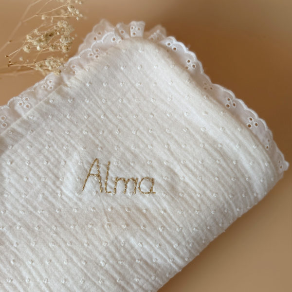 La couverture est une des pièces indispensable du trousseau de bébé. Parfaite en cadeau de naissance ou à s’offrir soit même, cette couverture demie saison est aprfaite pour accompagner bébé tout au long de l'année, Cette grande couverture pourra également être utilisée en descente de lit quand bébé sera plus grand. Cette couverture est idéale pour bien réchauffer les bébés en demie saison grâce à sa fausse fourrure type sherpa mouton beige , et sa doublure en gaze de coton hypoallergénique au magnifique motif de petits oiseaux inséparables façon toile de Jouy. Un motif doux et unisexe. Une magnifique dentelle vient sublimer le contour de la couverture.