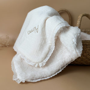 La couverture est une des pièces indispensable du trousseau de bébé. Parfaite en cadeau de naissance ou à s’offrir soit même, cette couverture demie saison est aprfaite pour accompagner bébé tout au long de l'année, Cette grande couverture pourra également être utilisée en descente de lit quand bébé sera plus grand. Cette couverture est idéale pour bien réchauffer les bébés en demie saison grâce à sa fausse fourrure type sherpa mouton beige , et sa doublure en gaze de coton hypoallergénique au magnifique motif de petits oiseaux inséparables façon toile de Jouy. Un motif doux et unisexe. Une magnifique dentelle vient sublimer le contour de la couverture.