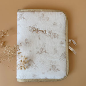 Pour protéger le carnet de santé tout en douceur et lui offrir une jolie enveloppe, voici l'accessoire qui rend les visites chez le médecin un peu plus gaies ! Fermeture au côté avec un joli lien en dentelle de coton. Il est réalisé dans notre joli motif unisexe Oiseaux Inséparables légèrement rembourré et biaisé par un ruban beige doré. Caractéristiques techniques  Made In France : tricoté en France dans la région roannaise Dimension : Taille standard A5 - 24 x 17 cm - 100% gaze de coton Matières :   100% gaze de coton, rembourrage 100% polyester Coloris : motif oiseaux inséparables Personnalisation : broderie faite à la main  Conseil d'entretien : lavage à la main ou lavage en machine, programme délicat à froid, lavage à 30° maximum | Pas de séchage en machine. Délais de fabrication : 8/10 jours ouvrés (3/5 jours ouvrés sans personnalisation). Option “commande urgente” à 15€ (fabrication et livraison en 8 jours ouvrés chez vous avec colissimo uniquement).  Délais de livraison : 48h en colissimo ; 3 à 6 jours ouvrés par Mondial Relay ; 48h en lettre suivie