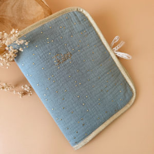 Pour protéger le carnet de santé tout en douceur et lui offrir une jolie enveloppe, voici l'accessoire qui rend les visites chez le médecin un peu plus gaies ! Fermeture au côté avec un joli lien en dentelle de coton. Il est réalisé notre joli motif unisexe pois dorés et fond vert amande,  légèrement rembourré et biaisé par un ruban beige doré.