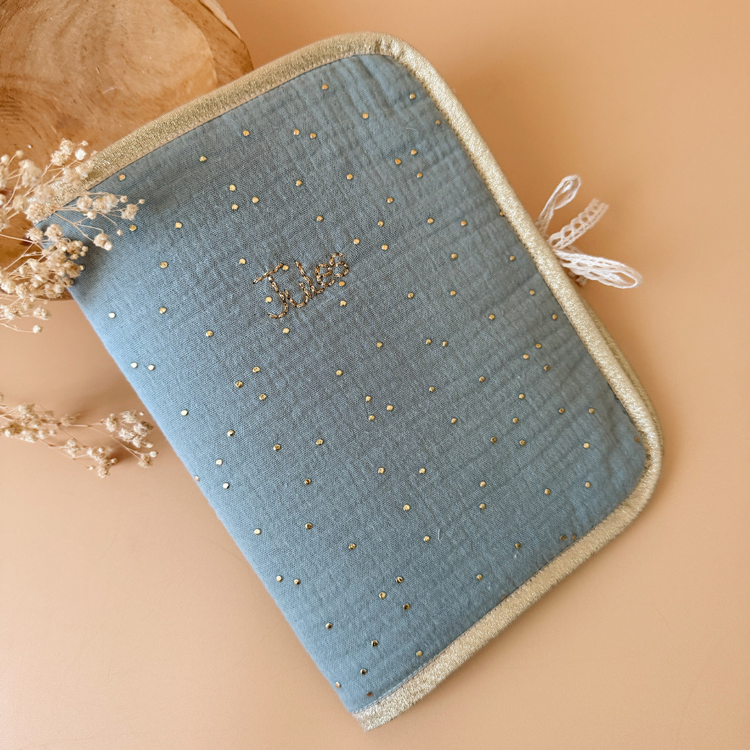 Mon protège carnet de santé personnalisé motif Pois dorés fond Vert Amande