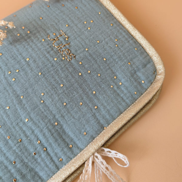 Pour protéger le carnet de santé tout en douceur et lui offrir une jolie enveloppe, voici l'accessoire qui rend les visites chez le médecin un peu plus gaies ! Fermeture au côté avec un joli lien en dentelle de coton. Il est réalisé notre joli motif unisexe pois dorés et fond vert amande,  légèrement rembourré et biaisé par un ruban beige doré.