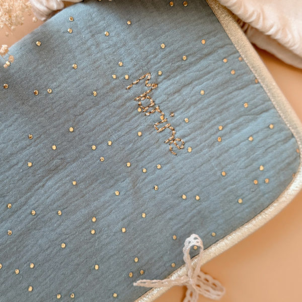 Pour protéger le carnet de santé tout en douceur et lui offrir une jolie enveloppe, voici l'accessoire qui rend les visites chez le médecin un peu plus gaies ! Fermeture au côté avec un joli lien en dentelle de coton. Il est réalisé notre joli motif unisexe pois dorés et fond vert amande,  légèrement rembourré et biaisé par un ruban beige doré.