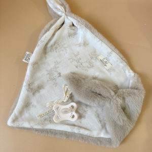 Doudou Lange Fourrure grège - Motif Toile de Jouy Biche