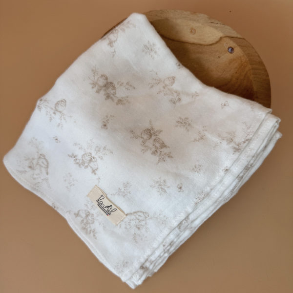 Découvrez le parfait compagnon de douceur pour votre bébé : notre maxi lange en 100% gaze de coton Oekotex, orné de doux imprimés acidulés. Conçu avec soin pour offrir le confort ultime à votre tout-petit, ce lange polyvalent promet une douceur incomparable tout en garantissant la sécurité de la peau délicate de bébé. Avec ses dimensions généreuses, ce lange devient un outil indispensable pour le changement de bébé, offrant une surface ample et délicate pour prendre soin de votre bébé avec tendresse. Mais ce n'est pas tout - sa taille généreuse en fait également un accessoire idéal pour vous couvrir lors des moments de câlin ou d'allaitement avec votre bébé, vous procurant une sensation de confort et de sécurité à chaque instant. Fabriqué avec du coton de la plus haute qualité, certifié Oekotex pour votre tranquillité d'esprit, ce lange est non seulement doux pour la peau de bébé, mais aussi respectueux de l'environnement. Les imprimés assidulés ajoutent une touche de charme et de douceur à ce précieux accessoire, égayant les moments partagés avec votre tout-petit.