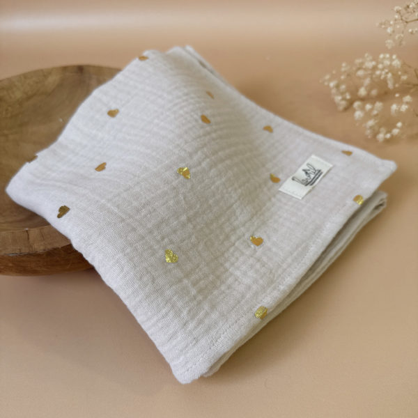 Découvrez le parfait compagnon de douceur pour votre bébé : notre maxi lange en 100% gaze de coton Oekotex, orné de doux imprimés acidulés. Conçu avec soin pour offrir le confort ultime à votre tout-petit, ce lange polyvalent promet une douceur incomparable tout en garantissant la sécurité de la peau délicate de bébé. Avec ses dimensions généreuses, ce lange devient un outil indispensable pour le changement de bébé, offrant une surface ample et délicate pour prendre soin de votre bébé avec tendresse. Mais ce n'est pas tout - sa taille généreuse en fait également un accessoire idéal pour vous couvrir lors des moments de câlin ou d'allaitement avec votre bébé, vous procurant une sensation de confort et de sécurité à chaque instant. Fabriqué avec du coton de la plus haute qualité, certifié Oekotex pour votre tranquillité d'esprit, ce lange est non seulement doux pour la peau de bébé, mais aussi respectueux de l'environnement. Les imprimés assidulés ajoutent une touche de charme et de douceur à ce précieux accessoire, égayant les moments partagés avec votre tout-petit.
