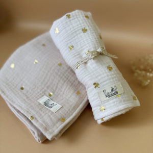 Découvrez le parfait compagnon de douceur pour votre bébé : notre maxi lange en 100% gaze de coton Oekotex, orné de doux imprimés acidulés. Conçu avec soin pour offrir le confort ultime à votre tout-petit, ce lange polyvalent promet une douceur incomparable tout en garantissant la sécurité de la peau délicate de bébé. Avec ses dimensions généreuses, ce lange devient un outil indispensable pour le changement de bébé, offrant une surface ample et délicate pour prendre soin de votre bébé avec tendresse. Mais ce n'est pas tout - sa taille généreuse en fait également un accessoire idéal pour vous couvrir lors des moments de câlin ou d'allaitement avec votre bébé, vous procurant une sensation de confort et de sécurité à chaque instant. Fabriqué avec du coton de la plus haute qualité, certifié Oekotex pour votre tranquillité d'esprit, ce lange est non seulement doux pour la peau de bébé, mais aussi respectueux de l'environnement. Les imprimés assidulés ajoutent une touche de charme et de douceur à ce précieux accessoire, égayant les moments partagés avec votre tout-petit.