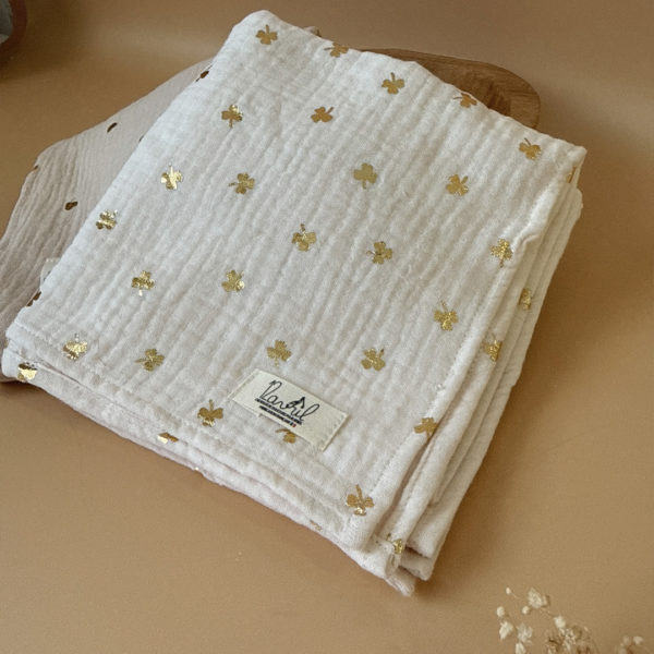 Découvrez le parfait compagnon de douceur pour votre bébé : notre maxi lange en 100% gaze de coton Oekotex, orné de doux imprimés acidulés. Conçu avec soin pour offrir le confort ultime à votre tout-petit, ce lange polyvalent promet une douceur incomparable tout en garantissant la sécurité de la peau délicate de bébé. Avec ses dimensions généreuses, ce lange devient un outil indispensable pour le changement de bébé, offrant une surface ample et délicate pour prendre soin de votre bébé avec tendresse. Mais ce n'est pas tout - sa taille généreuse en fait également un accessoire idéal pour vous couvrir lors des moments de câlin ou d'allaitement avec votre bébé, vous procurant une sensation de confort et de sécurité à chaque instant. Fabriqué avec du coton de la plus haute qualité, certifié Oekotex pour votre tranquillité d'esprit, ce lange est non seulement doux pour la peau de bébé, mais aussi respectueux de l'environnement. Les imprimés assidulés ajoutent une touche de charme et de douceur à ce précieux accessoire, égayant les moments partagés avec votre tout-petit.