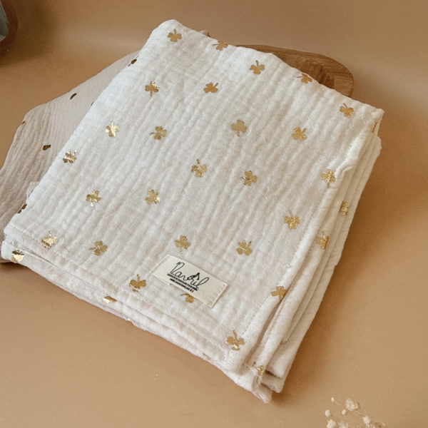 Découvrez le parfait compagnon de douceur pour votre bébé : notre maxi lange en 100% gaze de coton Oekotex, orné de doux imprimés acidulés. Conçu avec soin pour offrir le confort ultime à votre tout-petit, ce lange polyvalent promet une douceur incomparable tout en garantissant la sécurité de la peau délicate de bébé. Avec ses dimensions généreuses, ce lange devient un outil indispensable pour le changement de bébé, offrant une surface ample et délicate pour prendre soin de votre bébé avec tendresse. Mais ce n'est pas tout - sa taille généreuse en fait également un accessoire idéal pour vous couvrir lors des moments de câlin ou d'allaitement avec votre bébé, vous procurant une sensation de confort et de sécurité à chaque instant. Fabriqué avec du coton de la plus haute qualité, certifié Oekotex pour votre tranquillité d'esprit, ce lange est non seulement doux pour la peau de bébé, mais aussi respectueux de l'environnement. Les imprimés assidulés ajoutent une touche de charme et de douceur à ce précieux accessoire, égayant les moments partagés avec votre tout-petit.