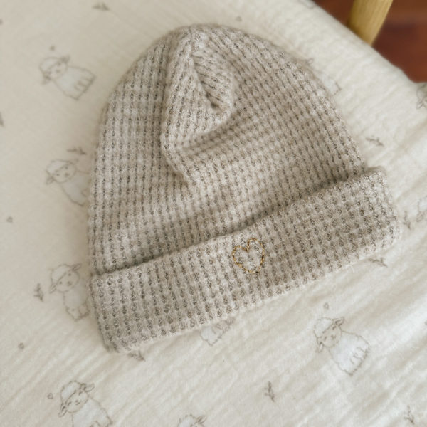 bonnet de naissance en maille grège initiale coeur 12avril 1
